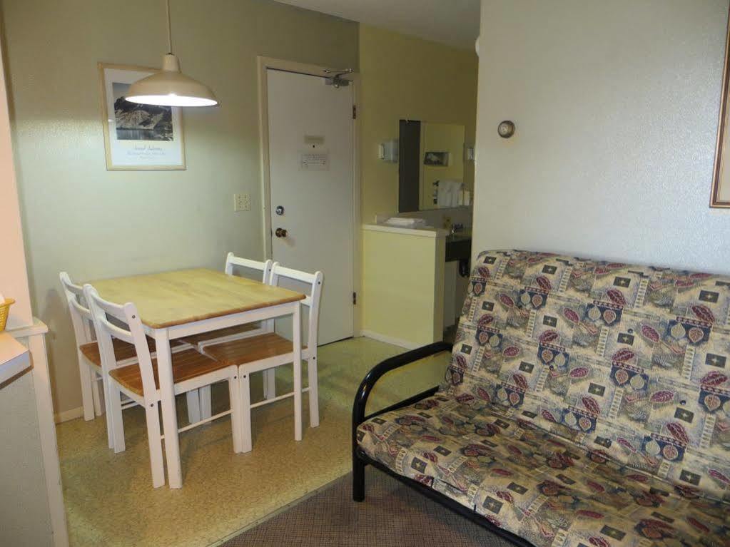 Harrison Village Motel Harrison Hot Springs Exterior photo